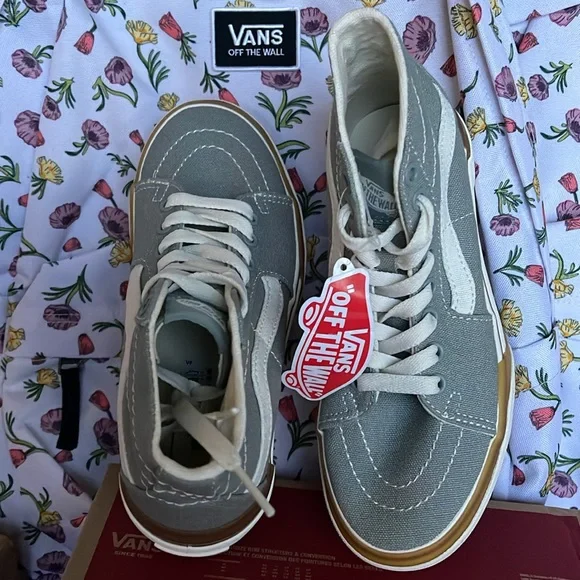 Vans WMNS Sk8-Hi Tapered
Canvas Green Milieu
VN0005U2VV2
Platforms Sneakers - Picture 13 of 16